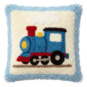 Peut inclure: Un coussin carré présentant un motif en laine bouclée texturée représentant une locomotive à vapeur bleue avec des accents rouges, un phare jaune et des roues noires. Le train est sur fond crème avec une bordure bleu clair et de la fumée blanche.
