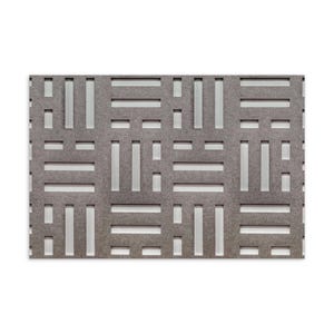 Könnte beinhalten: Eine rechteckige graue Platte mit einem sich wiederholenden geometrischen Muster aus ausgeschnittenen Schlitzen, die abwechselnd horizontal und vertikal angeordnet sind. Die Oberfläche hat eine filzartige Textur mit sauberen Kanten.