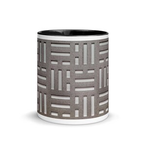 Patrón abstracto geométrico de pared de hormigón / Arquitectura minimalista / Taza de cerámica blanca con interior de color