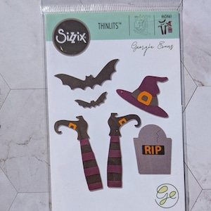 Conjunto de matrizes de corte Sizzix Thinlits Bruxa Assustadora de Halloween 663461 Georgie Evans | 9 matrizes de metal | Pernas de bruxa, chapéu, morcegos, lápide, RIP