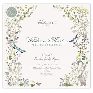 Könnte beinhalten: Ein quadratischer Papierblock mit dem Titel Hackney & Co Wildflower Meadow Premium Collection. Das Cover zeigt botanische Illustrationen von Wildblumen, Libellen und einem Hasen. Der Text umfasst 6 x 6 Zoll, 40 beidseitig bedruckte Blätter, 200 g/m² Papier, 150 g/m² Perlglanzpapier und säurefrei.