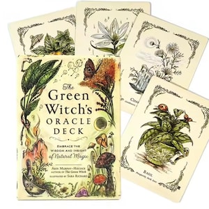 Puede incluir: El Oráculo de la Bruja Verde con ilustraciones botánicas y el texto "Abraza la sabiduría y la perspicacia de la magia natural". Se ven varias cartas del oráculo, con plantas y la palabra "Albahaca".