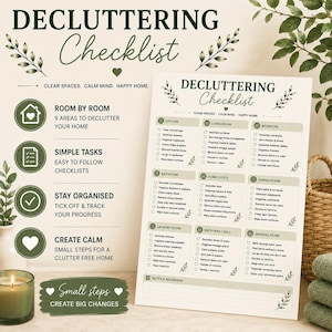 Può includere: Una lista di controllo per il decluttering su carta bianca con testo verde scuro e motivi a foglie. Il documento è organizzato in nove sezioni per stanza, tra cui cucina, soggiorno, camera da letto, bagno, ufficio, sala da pranzo e lavanderia.