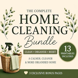 Könnte beinhalten: Eine digitale Grafik mit dem Titel THE COMPLETE HOME CLEANING Bundle und dem Text CLEAN ORGANISE RESET sowie 13 PRINTABLES INCLUDED. Sie zeigt einen geflochtenen Korb mit einer Sprühflasche und einem Tuch, verziert mit grünen Blattmotiven auf cremefarbenem Grund.
