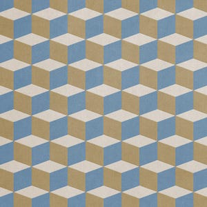 以下が含まれることがあります： 一連の連結した立方体を特徴とする反復的な幾何学模様。デザインはライトベージュ、ミディアムブルー、オフホワイトの3色で構成されており、立体的な目の錯覚効果を生み出しています。