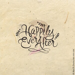 Pu&ograve; includere: Calligrafia in bianco e nero su uno sfondo beige strutturato. La calligrafia recita "Happily Ever After" con piccoli accenti floreali.