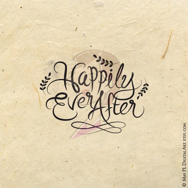Pu&ograve; includere: Calligrafia in bianco e nero su uno sfondo beige strutturato. La calligrafia recita "Happily Ever After" con piccoli accenti floreali.