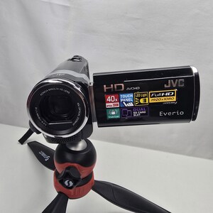 Câmera de vídeo digital JVC Everio Full HD com zoom óptico de 40x, câmera de bolso retrô, ferramenta para criação de conteúdo e cartão SD de 32 GB.