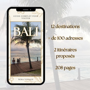 Può includere: Una guida di viaggio digitale visualizzata sullo schermo di uno smartphone intitolata GUIDE COMPLET POUR VISITER BALI di NINA VOYAGE. La copertina mostra una palma su una terrazza in legno affacciata sull'oceano. Il testo elenca 12 destinazioni, 100 indirizzi, 2 itinerari e 208 pagine.