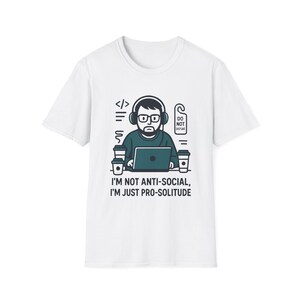 Pro Einsamkeit Coder Illustration T-Shirt | Bitte nicht stören Programmierer Design