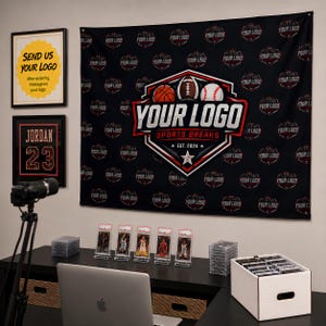 Könnte beinhalten: Ein schwarzer Stoffhintergrund mit einem sich wiederholenden Muster aus einem Sportlogo mit Basketball, Football und Baseball, zentriert mit dem Text YOUR LOGO SPORTS BREAKS EST. 2024. Das Design enthält rote und weiße Akzente.