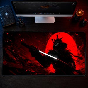 Shadow Ronin Schreibtischmatte, Crimson Eclipse Samurai Mauspad, Red Moon Krieger Gaming Mousepad, Japanische Fantasy Schreibtischmatte