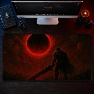 Puede incluir: Alfombrilla de ratón rectangular con una ilustración de fantasía oscura. El diseño presenta una figura silueteada sosteniendo una gran espada contra un eclipse rojo. La paleta de colores está dominada por tonos rojos y negros.