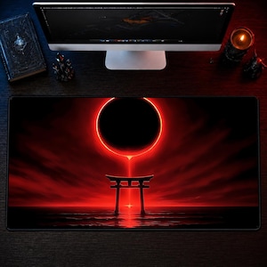 Puede incluir: Alfombrilla de ratón rectangular con un llamativo diseño rojo y negro. La obra de arte representa una puerta torii japonesa sobre un cielo rojo ardiente con un gran círculo negro brillante. La alfombrilla está diseñada para uso informático.