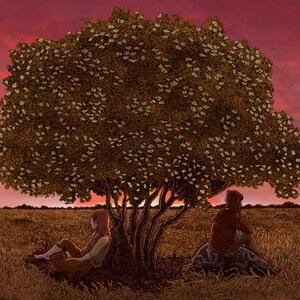 Może przedstawiać: Dwie osoby siedzą pod dużym drzewem z białymi kwiatami, na tle zachodzącego słońca. Drzewo ma wiele pni i gałęzi. Osoby siedzą na ziemi, plecami do siebie.