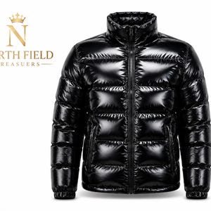 Könnte beinhalten: Eine glänzende schwarze Daunenjacke mit hohem Kragen und durchgehendem Frontreißverschluss. Die Jacke verfügt über horizontale Steppnähte und zwei seitliche Reißverschlusstaschen. Das Logo North Field Treasuers ist in Gold oben links aufgedruckt.