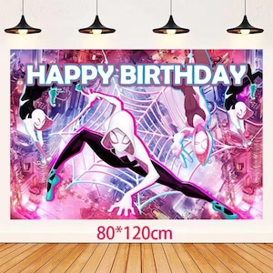 Pu&ograve; includere: Uno sfondo rettangolare con il testo HAPPY BIRTHDAY in grassetto blu. Il design mostra diverse figure in tute da supereroe bianche, nere e rosa su uno sfondo cittadino con ragnatele. Le dimensioni sono 80 per 120 cm.