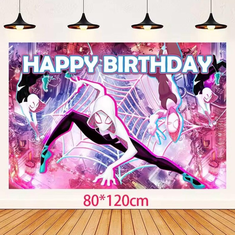 Pu&ograve; includere: Uno sfondo rettangolare con il testo HAPPY BIRTHDAY in grassetto blu. Il design mostra diverse figure in tute da supereroe bianche, nere e rosa su uno sfondo cittadino con ragnatele. Le dimensioni sono 80 per 120 cm.