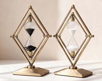 Geometrische Sanduhr mit rautenförmigem Rahmen in Messingoptik, Vintage-Schreibtischdekoration (Schwarz oder Weiß Sand)