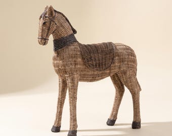Elegante Pferdefigur, Reitsportdeko im Rattan-Stil, rustikale Harzstatue