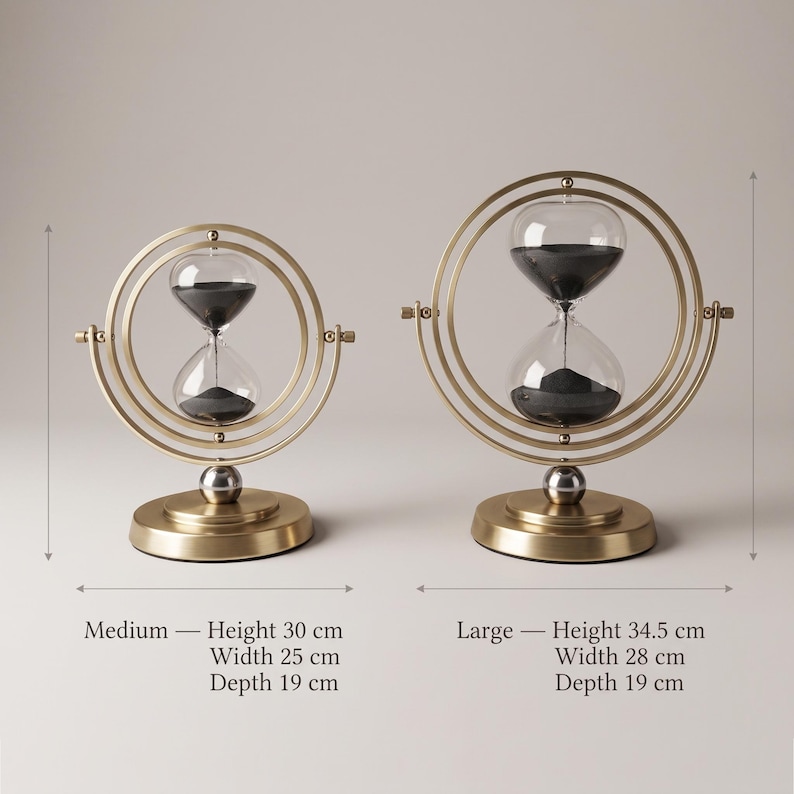 Pu&ograve; includere: Due clessidre in metallo color ottone con sabbia nera. La clessidra media &egrave; alta 30 cm, larga 25 cm e profonda 19 cm. La grande &egrave; alta 34,5 cm, larga 28 cm e profonda 19 cm. Entrambe presentano un design con cornice circolare rotante.