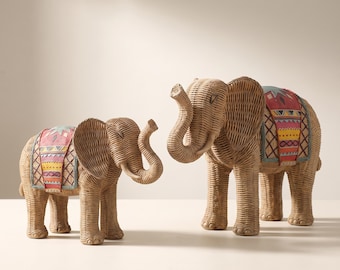 Farbenfrohe Elefantenfigur, Boho-Dekor im Rattan-Stil, verspielte Safari-Statue aus Kunstharz
