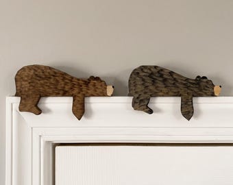 Türaufsatz „Schlafender Bär“ aus Holz, Türrahmendekoration im Wald-Look