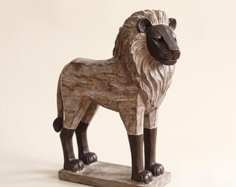 Majestätische Löwenfigur, rustikale Safari-Dekoration in Holzoptik, afrikanische Wildtierstatue aus Kunstharz