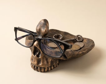 Totenkopf-Brillenhalter mit Ablage, Schreibtisch-Organizer aus Kunstharz in Antikbronze-Optik im Gothic-Stil