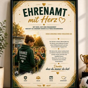 Könnte beinhalten: Eine gerahmte Urkunde mit dem Titel EHRENAMT mit Herz, die ein Foto einer Person in einem grünen Kapuzenpullover mit der Aufschrift DANKE FÜR DEINEN EINSATZ vor einer Fußballmannschaft zeigt. Das Design enthält goldene Akzente und Herzen.