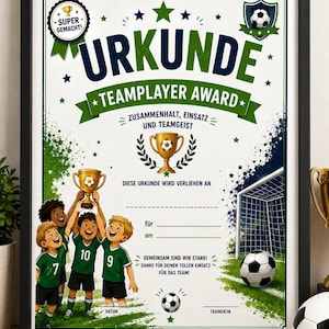 Könnte beinhalten: Gerahmte Fußball-Urkunde mit dem deutschen Wort "URKUNDE" oben. Die Urkunde zeigt Illustrationen von Fußballspielern, einem Fußball und einem Tor. Der Text enthält "Teamplayer Award" und "Super Gemacht!"