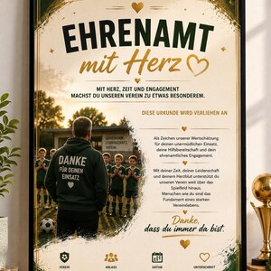 Könnte beinhalten: Eine gerahmte Urkunde mit dem Titel EHRENAMT mit Herz, die ein Foto eines Trainers und Kindern auf einem Fußballfeld zeigt. Der Text enthält deutsche Sätze der Anerkennung für ehrenamtliches Engagement sowie goldene Herzsymbole.