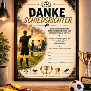 Könnte beinhalten: Eine gerahmte Urkunde mit dem Titel DANKE SCHIEDSRICHTER, die einen Fußballschiedsrichter mit gelber Karte auf dem Platz zeigt, inklusive deutschem Text, Symbolen für Pfeife, Pokal und Karten sowie Leerzeilen für Name, Verein, Datum und Unterschrift.
