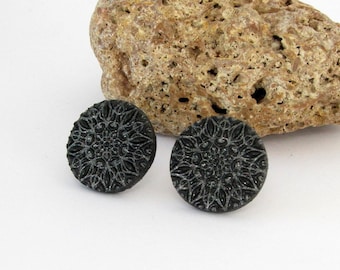 Schwarze Mandala Ohrstecker handgefertigt aus polymer clay an Edelstahl, runde Boho Ohrringe