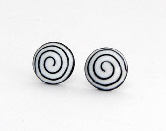 Kleine weiß schwarze 7mm Spiralen Ohrstecker, 7mm kleine Ohrringe handgeferitgt aus Polymer Clay und Edelstahl, Keramik Kringel Minis