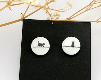 Boucles d'oreilles rondes blanches avec des petits chats noirs faits à la main à partir d'argile polymère, bijoux drôles de chat