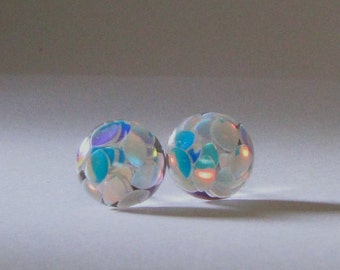 Runde holographische Glitzer Ohrstecker aus Resin an Edelstahlstecker, kleine weiß blau schimmernde Blatt Ohrringe