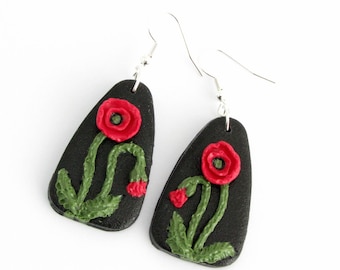 Rote Mohnblumen Ohrringe an 925er Silberhaken, schwarz rote florale lange Ohrringe mit Blüten, Keramik Ohrringe,  Fimoschmuck