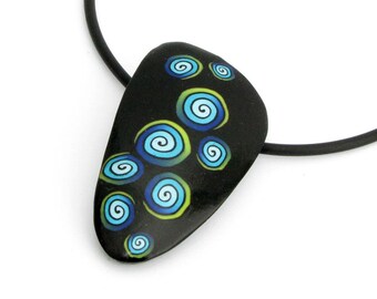 Blau schwarze Statement Spiralen Halskette handgefertigt aus Polymer Clay,  Fimokette, moderner und leichter Anhänger, Keramik Schmuck Set