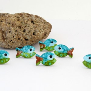 Kleine handgeschilderde turquoise groene visoorknopjes, handgemaakt van polymeerklei en roestvrij staal, kleurrijke kleine oorbellen, keramiek
