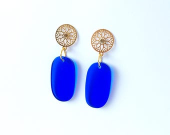 Blue gold acryl dangle earrings, long oval transparent earstuds