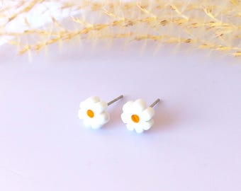 Mini daisy  stud earrings on stainless steel, minimalist marguerite earring