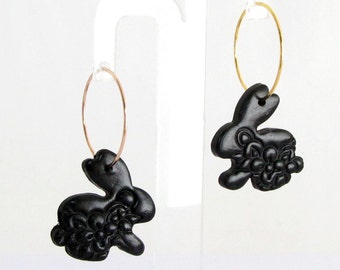 Handmade bunny flower hoop earrings from polymer clay, smal dangle black earrings with bunnys