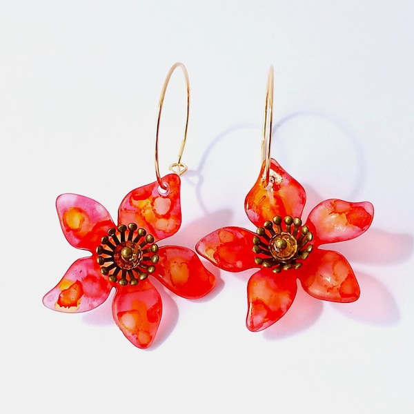 Rot pink orange gefleckte Blüten Ohrringe an goldfarbenen Creolen, vintage Blumenohrringe,  handbemalte lange Boho Ohrringe mit Kristallen
