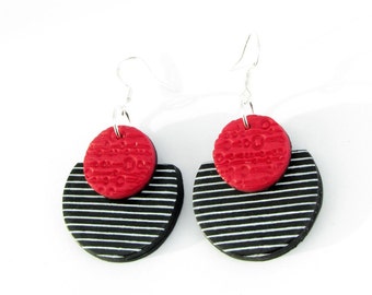 Boucles d'oreilles rayées noires et rouges faites à la main à partir d'argile polymère et d'argent, boucles d'oreilles en céramique modernes