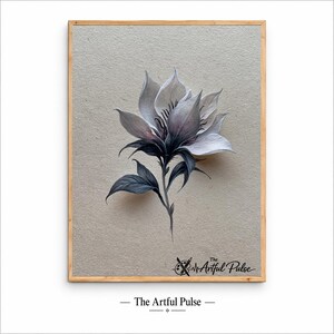 Puede incluir: Una impresión artística enmarcada que presenta una flor única y estilizada con pétalos blancos que se degradan a gris oscuro y negro en la base. La flor tiene un tallo central y hojas sobre un fondo gris claro texturizado. El texto The Artful Pulse está impreso en la esquina inferior derecha.