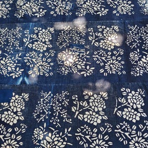 Vintage kinesisk indigo quilttextil, lappad blåvit blommig duk, boroinspirerat tyg