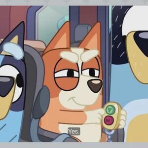 Pode incluir: Uma cena de desenho animado com três personagens de cães azuis e laranjas. O personagem laranja central segura um pequeno controle remoto retangular com um botão verde e um vermelho. O texto "Yes." é exibido na parte inferior.
