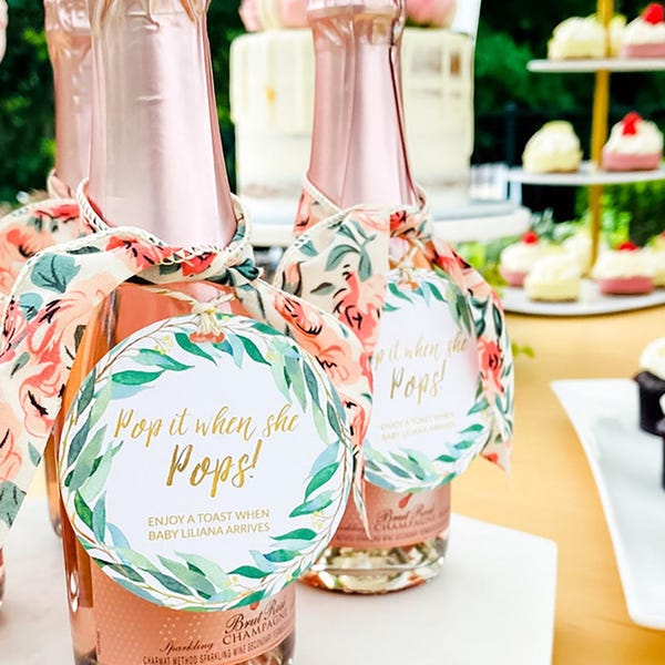 Etiquetas de recuerdo para baby shower con corona verde – ¡Hazlo cuando ella descorche el champán!