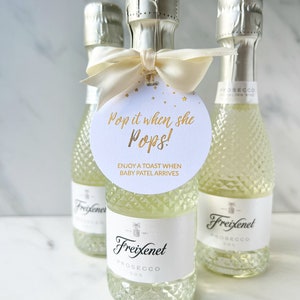 Etiquetas de champán para baby shower, Pop It When She Pops, etiquetas de vino, ideas de obsequios para baby shower, obsequios para baby shower con revelación de género, obsequios elegantes